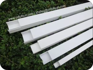 PVC-kanavien palosuojatut jalkalistat sähkökaapeleille